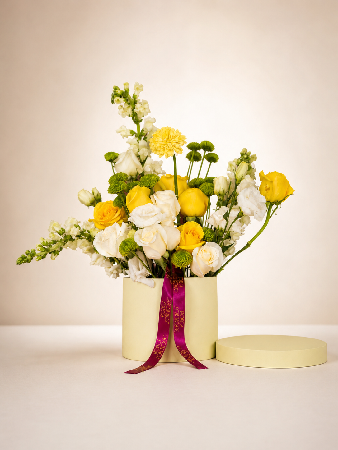 Arreglo floral premium en caja con rosas amarillas y blancas - Roses for Rosie